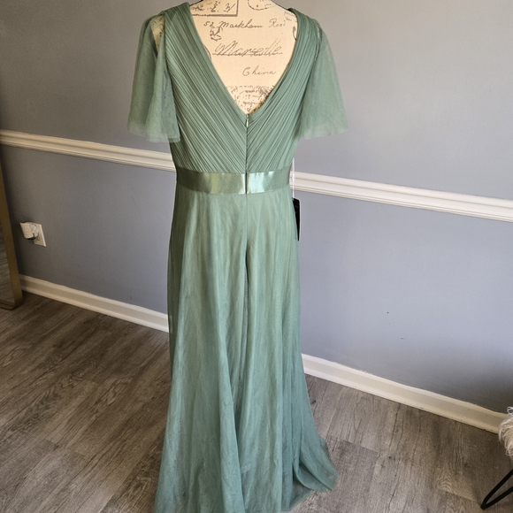 Elegant Green Evening Gown - Picture 5 of 8